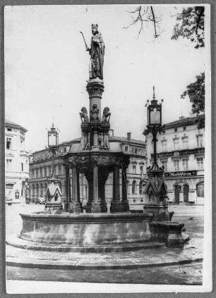 Am Kaiserbrunnen in Meiningen : Meiningen, Heinrichsbrunnen. Marktbrunnen mit der Figur Kaiser Heinrich II.