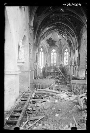 Frankreich (?), Zerschossene Kirche (Innenansicht)