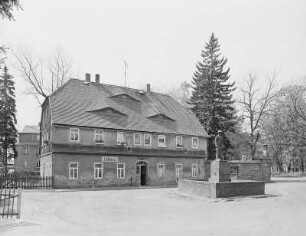 Erbisdorf. Alte Mordgrube (auch Mordgrube; 1516/1896 in Betrieb). Mendenschacht. Huthaus (um 1820 erbaut). Eingangsseite (Hofansicht). Ansicht mit Denkmal (Brunnen) für die im I. Weltkrieg gefallenen Gerbereiarbeiter der Lederfabrik Stecher