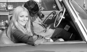 Freiburg: Peggy March, im Auto