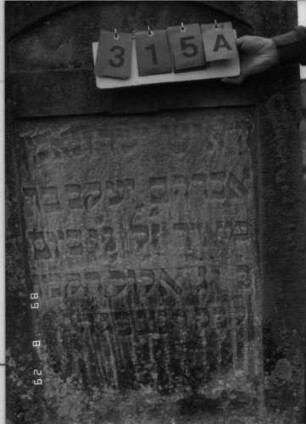Grabstein 315 (Index: 100107732) Material: gelber Sandstein Zustand: stark verwittert Maße HxBxT: 145x86x19 cm Beschreibung: Stele, Segmentbogenabschluß, kleine Seitenakrotere, Schriftfeld rechteckig eingetieft: Grabstein 315A