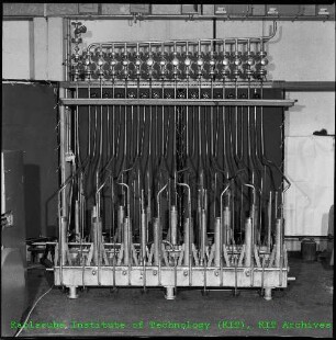 Frontalansicht der zusammengesetzten Mixer-Settler-Anlage (Mischabsetzer) der Wiederaufarbeitungsanlage Karlsruhe (WAK)