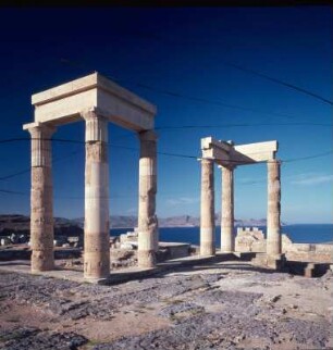 Lindos (Rhodos). Propyläen, Akropolis von Lindos. Der Ost-Portikus der Propyläen um 200 v. Chr.