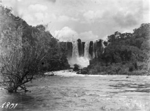 Wasserfall : Blick über einen Flusslauf auf einen Wasserfall