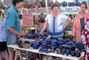 Bürgeler Töpfermarkt: Ausstellungs- und Verkaufsstand mit Bürgeler Keramik "blau-weiß"