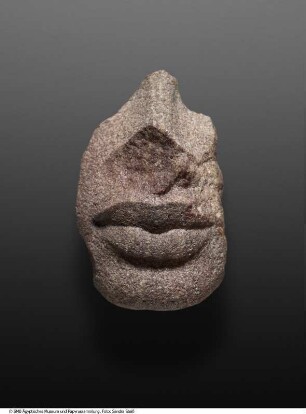 Fragment eines Gesichtes einer Statue, untere Gesichtshälfte
