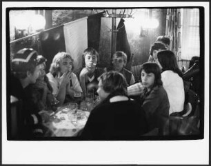 Jugendliche am Tisch, Buxtehude vor der Wahl 1976