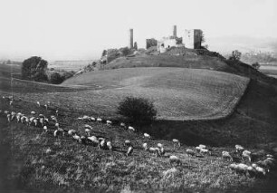 Blick zur Ruine Brandenburg bei Lauchröden an der Werra: Zwei große Bergfriede, Wohnturm, Rondell für Feuergeschütze (14. Jahrhundert)