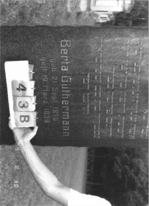 Grabstein 43 (Index: 99609679) Material: Granit Zustand: gut Maße HxBxT: 163x65x18 cm Beschreibung: Stele, unregelmäßiger Abschluß, getreppter Sockel Besonderheit: letzte Beerdigung: Grabstein 43B