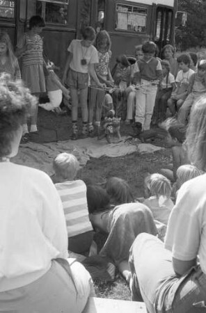 "Mobile Spielaktion" für Kinder auf der Wiese beim Freibad Rüppurr, organisiert vom Stadtjugendausschuss Karlsruhe