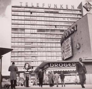 Berlin-Charlottenburg, Hardenbergstraße, Blick auf das Huthmacher-Haus und den Zoo Palast