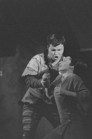 Szenenbilder aus der Oper "Turandot" von Giaccomo Puccini in der Inszenierung von Walter Felsenstein (musikal. Leitung: Václav Neumann, Bühnenbild und Kostüme: R. Heinrich). Komische Oper Berlin, 25.01.1958 : Mit Sigrid Ekkehard in der Titelpartie, Hermin Esser als Kalaf, Herbert Rössler als Timur, Erwin Wohlfahrt als Pang, Uwe Kreyssig als Ping, Werner Enders als Pong, Irmgard Arnold als Liu u. a.