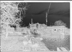 Staustufe Schweinfurt. Straßenbrücke. Lehrgerüst und fertige Schalung für den Überbau auf der Bleichraseninsel. In Bildmitte Rammung der Baugrubenumschließung für Pfeiler 1. Schweinfurter Oberwasserstand = 412 cm.