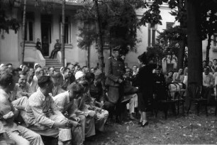 Bukarest: UfA-Truppe, Publikum, Verwundete, fangen Blumen