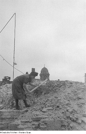 Trümmerfrauen beim Straßenbau