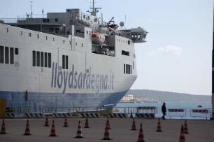 Insel Sardinien - Fährschiff : Fährschiff am Liegeplatz im Hafen von Olbia, Fährverkehr u.a. nach Genua, Livorno und Rom, aufgenommen 2006