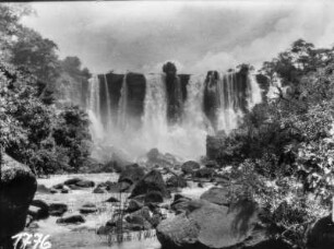 Ein Wasserfall : Blick über einen Flusslauf auf einen Wasserfall