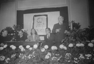 Kulturbund: Gedenkfeier für George Bernard Shaw : Ernst Otto Eduard Legal während einer Rede