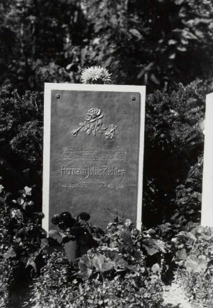 Grabstein für Hermann Julius Richter : Dresden. Grabstein für Hermann Julius Richter. Sandstein, Bronze (1936; E. Richter)