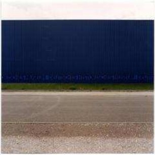 Straße vor blauer Wand (Sonderthema: Zurück aus der Zukunft)