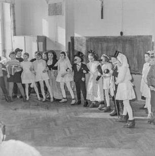 Vogelhochzeit in der Ostroer Schule 1968 : Ostro. Kinder feiern Vogelhochzeit