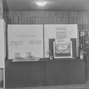 Ausstellungstafeln und Modelle