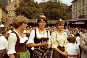 Freiburg: Wahl der Badischen Weinkönigin 1977; Weinkönigin mit Weinglas [Gerhild Sick]