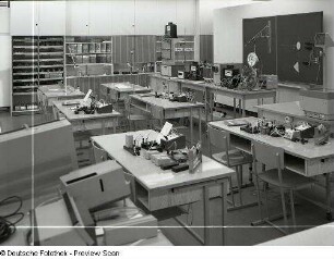 Schulbank : Ausstellungskoje mit Polytechnischem Kabinett. Ansicht mit Anbauwand und Schulbänken (1973)