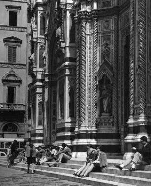 Florenz. Touristen auf den Stufes der Kathedrale von Florenz (Cattedrale di Santa Maria del Fiore)