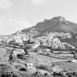 Griechenland. Insel Leros. Agia Marina. Ansicht von Platanos mit dem Ortsteil Christos. Blick zur Burg (7. Jahrhundert) von Südwesten