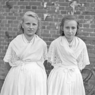 Kulturfest nach der Grundsteinlegung in Briesen. Mädchen in festlicher Spreewaldtracht. : Kulturny swjedźeń po połoženju zakładneho kamjenja w Brjazynje. Holcy w Błótowskej swjedźenskej drasće.