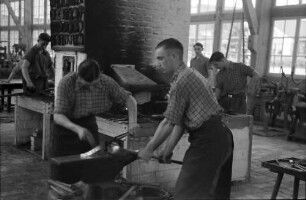 Internationale Handwerksschau Berlin Mai-Juli 1938: Schmiede am Ambos