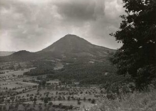 Böhmisches Mittelgebirge. Milleschauer (835 m). Ansicht von Osten von einer Anhöhe nördlich von Weißaujezd (heute Bílý Újezd)