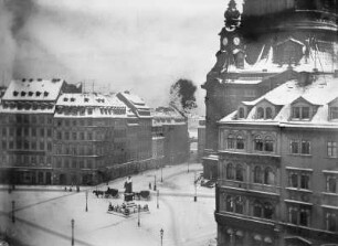 Dresden-Altstadt. Neumarkt mit Martin-Luther-Denkmal und Pferdekutschen gegen Wohn- und Geschäftshäuser und Frauenkirche
