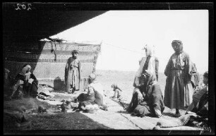 Jordan-Beduinen mit deutschen Soldaten in einem Zelt