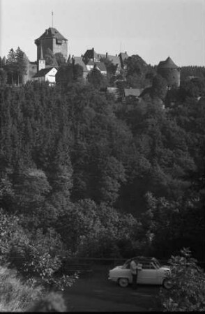 Burg: Schloss Burg, mit Straße