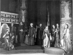 Ein Wintermärchen. Schauspiel in vier Akten von William Shakespeare. Staatsschauspiel Dresden, Neueinstudierung 25.08.1932 mit Musik von A. Chitz. Mit Willi Kleinoschegg als Leontes, König von Sizilien, Grethe Volckmar als dessen Gemahlin Hermione, Peter von Stein als Mamillius und Lotte Meyer als Perdita, ihre Kinder, Paul Paulsen als Antigonus, Walter Liedtke als Cleomenes und Wolfgang Nufer als Dion, vornehme Sizilianer, Stella David als Antigonus' Gemahlin Paulina, Tom Farecht als 1. Edelmann, Carla Hacker als Hofdame, Siegfried Lewinsky als Gerichtsbeamter, Alexis Posse als Polyxenes, König von Böhmen, Felix Steinböck als dessen Sohn Florizel, Rudolf Schröder als alter Schäfer, Martin Hellberg als dessen Sohn, Luis Rainer als Spitzbube Autolycus, Lotte Gruner als Mopsa und Ursula Neumann als Dorcas, zwei Schäferinnen u. a. Regie: G. Kiesau, Bühnenbild: A. Mahnke, Tänze: E. von Cleve-Petz. Fotografien (Negativabzug auf Papier) von Ursula Richter : Willi Kleinoschegg als Leontes, Wolfgang Nufer als Dion, Siegfried Lewinsky als Gerichtsbeamter, Walter Liedtke als Cleomenes, Tom Farecht als 1. Edelmann, Stella David als Antigonus' Gemahlin Paulina, Carla Hacker als Hofdame und Grethe Volckmar als Hermione