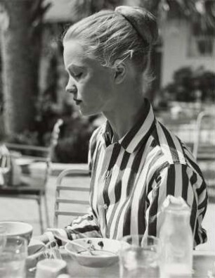 Modeaufnahme, Modelle Dolores Hawkins und Ann Klem (Mademoiselle)