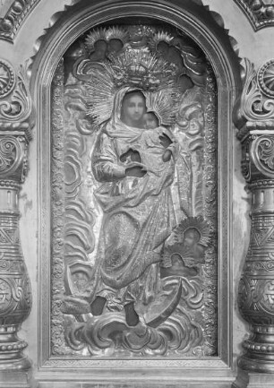 Ikonostase der Hauptapsis mit der königliche Tür — Raphaels sixtinische Madonna in Metallverkleidung