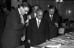 Bonn: Prinz Nicolae betrachtet Bücher