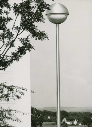 Mast-Aufsatzleuchte "Nr. 9717" und Mast "Nr. 950" der BEGA Gantenbrink-Leuchten KG