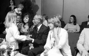 Freiburg: Kurbel, in der Loge mit Gina, Maria Schell und anderen
