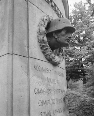 Denkmal für das 107. Infanterieregiment : Denkmal für das 107. Infanterieregiment.Sandstein, Metallguß (1921). Porträtkopf eines Soldaten. Leipzig, Südfriedhof