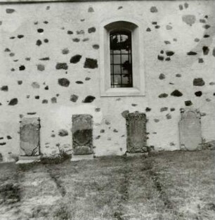 Hornow. Sankt-Martin-Kirche : Hornow (Ortsteil der Stadt Spremberg). Dorfkirche St. Martin (13./14. Jahrhundert bis 1902). Süd-Wand mit Inschriftengrabsteinen