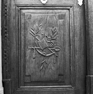 Haustür mit vier Relieffeldern — Blütenkörbchen