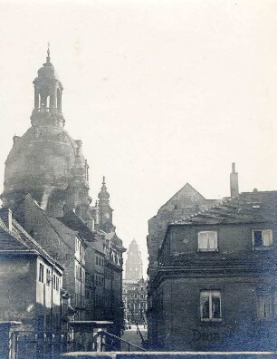 Frauenkirche : Blick von der Brühlschen Terrasse gegen die Frauenkirche und Rathausturm