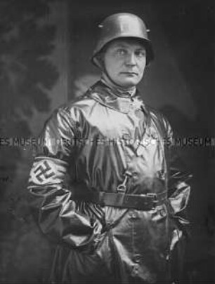 Hermann Göring im Lackmantel und mit Stahlhelm