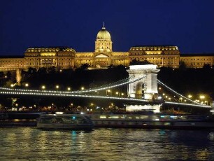 Budapest - Kettenbrücke und Burgberg beleuchtet : In der Dunkelheit werden die historische Donau-Kettenbrücke und die Gebäude auf dem Burgberg beleuchtet. Aufgenommen in Budapest am 13. Juni 2011