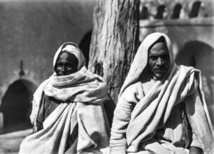 Männerportrait : Zwei Männer sitzen um einen Baum in Ghadames