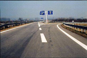 Einfahrt in Tangente Südwest (Schaffhausen Richtung Singen) von Nebenfahrbahn Süd (Schaffhausen Richtung AK Hegau)